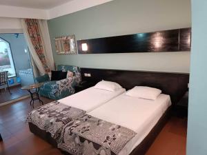 sypialnia z łóżkiem i salon w obiekcie Bellissimo appartamento vista mare sulla piscina w Szarm el-Szejk