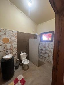 聖若昂－巴蒂斯塔－杜格羅里亞的住宿－Casa de Roça，一间带卫生间和水槽的浴室