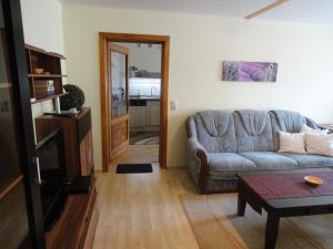 ein Wohnzimmer mit einem Sofa und einem Tisch in der Unterkunft Ferienwohnung Uenglingen in Stendal