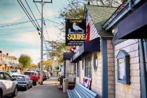 una señal para una sopa de ardilla en un lado de un edificio en 138 Soundview Avenue Chatham Cape Cod - - The Heron's Nest, en Chatham