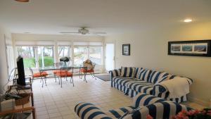 Televiisor ja/või meelelahutuskeskus majutusasutuses Waterfront in North Chatham -- Cape Cod