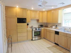 Köök või kööginurk majutusasutuses Waterfront in North Chatham -- Cape Cod