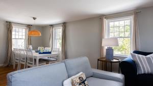 sala de estar con sofá azul y mesa en 790 Queen Anne Road Harwich Cape Cod - Mussel Beach, en Harwich