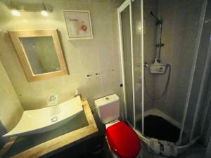 W łazience znajduje się prysznic, toaleta i umywalka. w obiekcie Madrid Loft duplex w Madrycie