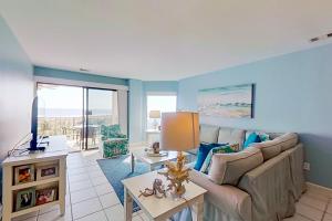 ein Wohnzimmer mit einem Sofa und einem TV in der Unterkunft Sea Cloisters 311 in Hilton Head Island