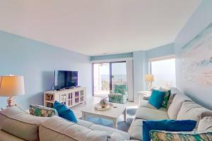 ein Wohnzimmer mit einem Sofa und einem TV in der Unterkunft Sea Cloisters 311 in Hilton Head Island