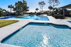 ein großer Pool mit blauem Wasser in einem Resort in der Unterkunft Sea Cloisters 311 in Hilton Head Island