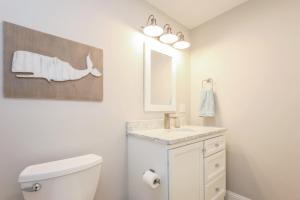 ein Badezimmer mit einer weißen Toilette und einem Waschbecken in der Unterkunft 405 Old Wharf Road Unit B201 Dennisport Cape Cod - - Coastal Cov in Dennis Port