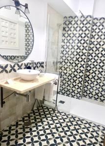 a bathroom with a sink and a shower at El Rincón de las Descalzas in Carmona