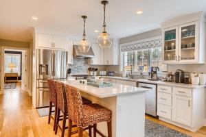 Dapur atau dapur kecil di 129 Hardings Beach Road Chatham Cape Cod - - Latitude Adjustment