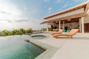 une villa avec une piscine et une maison dans l'établissement Villa Pandora, à Wok Tum