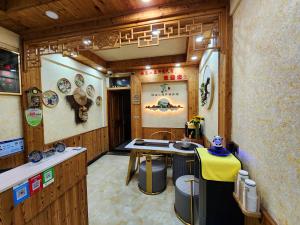 cocina con fregadero y encimera en una habitación en Nanxi JiangTingXuanGe Homestay, en Yongjia
