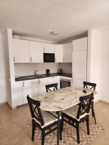 Kuchnia lub aneks kuchenny w obiekcie Under The Lime, beautiful apartment Los Cristianos
