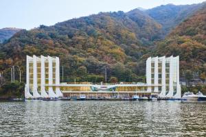 YJ Hotel في كابيونغ: مبنيان بيض طويلان على جسم من الماء