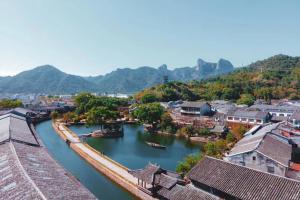 une vue aérienne sur une rivière dans une ville dans l'établissement Nanxi JiangTingXuanGe Homestay, à Yongjia