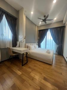 Tempat tidur dalam kamar di Opus Residences KL Malaysia