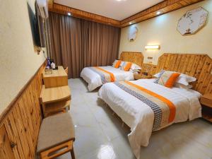 Habitación de hotel con 2 camas y TV en Nanxi JiangTingXuanGe Homestay, en Yongjia