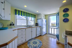 eine Küche mit weißen Schränken und einem weißen Kühlschrank in der Unterkunft 225 J North Shore Blvd East Sandwich Cape Cod - Cape Shore J in East Sandwich + 17 Fotos