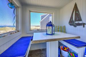 ein kleiner Raum mit einem Tisch und einem Fenster in der Unterkunft 225 J North Shore Blvd East Sandwich Cape Cod - Cape Shore J in East Sandwich