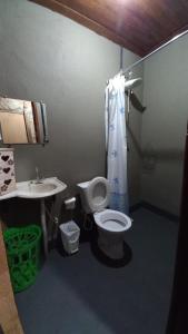 Casa com quintal no centro histórico de Mariana/MG في ماريانا: حمام مع مرحاض ومغسلة