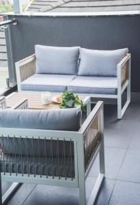 two benches sitting on a patio with a table at La Via Del Mare in Dromana
