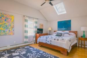 - une chambre avec un lit et un ventilateur de plafond dans l'établissement 17 Woodland Avenue Mashpee Cape Cod - - The Cape Escape, à Mashpee