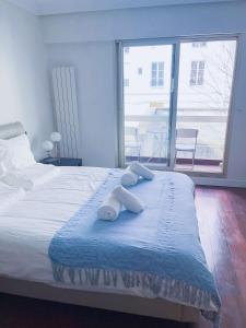 a bedroom with a bed with two towels on it at Belle chambre Champs-Élysée in Paris