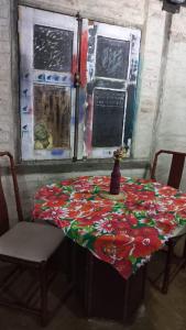 una mesa con un mantel con flores. en Casa com quintal no centro histórico de Mariana/MG, en Mariana