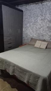 Katil atau katil-katil dalam bilik di Casa com quintal no centro histórico de Mariana/MG