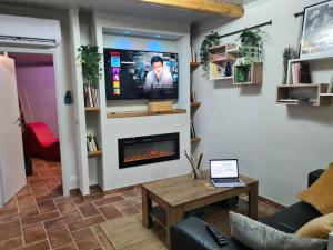 A television and/or entertainment centre at Onlyfor2 un nido d'amore per la coppia