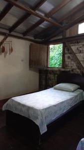 um quarto com uma cama grande num quarto em Casa com quintal no centro histórico de Mariana/MG em Mariana