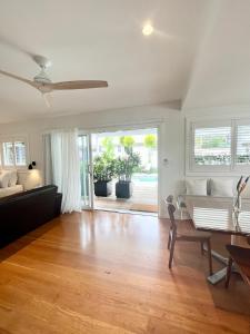 uma sala de estar com um sofá e uma mesa em The Beach Shack Byron Bay em Byron Bay