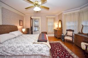 um quarto com uma cama e uma ventoinha de tecto em Blooming Inn Shelburne Falls em Shelburne Falls