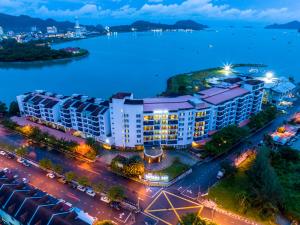 een luchtzicht op een resort 's nachts met een lichaam water bij Dayang Bay Resort Langkawi in Kuah