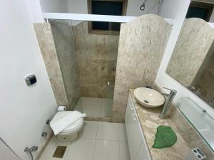 y baño con aseo, lavabo y bañera. en TIFFANYS IPANEMA FLATs, en Río de Janeiro