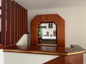 een trap met een spiegel in een kamer bij Quarto em casa c/piscina in Ouro Fino