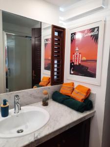 La salle de bains est pourvue d'un lavabo et d'un miroir. dans l'établissement Martinique La Trinité KAZAKASSY Studio plain-pied, fonctionnel et vue mer, à La Trinité