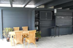 einen Holztisch und Stühle auf einer Terrasse in der Unterkunft Apartment Suda in Rheinhausen