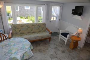 Sala de estar con sofá, cama y TV en 203 D North Shore Boulevard Anchor 7D East Sandwich - Cape Cod, en East Sandwich