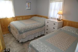 1 dormitorio con 2 camas y vestidor con lámpara en 203 D North Shore Boulevard Anchor 7D East Sandwich - Cape Cod, en East Sandwich