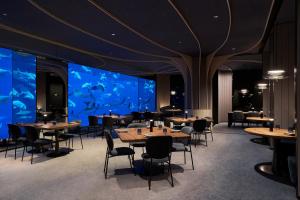 Ein Sitzbereich in der Unterkunft Resorts World Sentosa - Hotel Ora