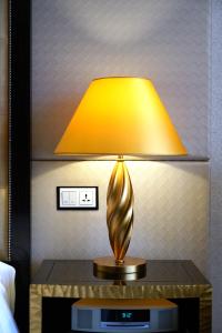 a lamp sitting on top of a night stand at InterContinental Dalian, an IHG Hotel in Dalian