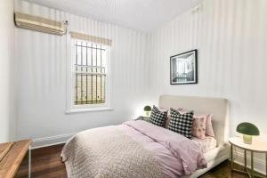 Cama ou camas em um quarto em 2 Classic Inner City Cottage Charm 2br