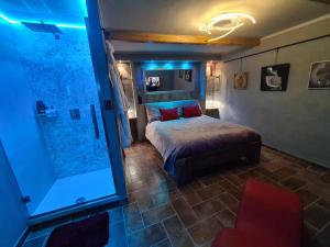 A bed or beds in a room at Onlyfor2 un nido d'amore per la coppia