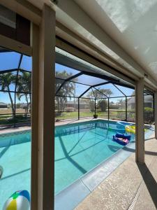 uma grande piscina numa casa em Sunshine Paradise em Cape Coral