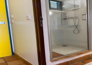 Ванна кімната в Studio le pipiri piscine vue mer residence securisee