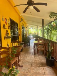 ein Restaurant mit einem Deckenventilator sowie einem Tisch und Stühlen in der Unterkunft HOTEL Ecológico BLUEROCK in David