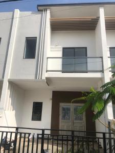 dom z balkonem i bramą w obiekcie Your living & working sanctuary near Phnom Penh w mieście Phumĭ Kândal (2)