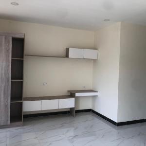 ein leeres Zimmer mit weißen Wänden und einem Regal in der Unterkunft Your living & working sanctuary near Phnom Penh in Phumĭ Kândal (2)
