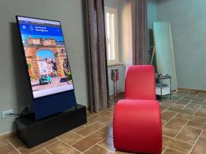 A television and/or entertainment centre at Onlyfor2 un nido d'amore per la coppia